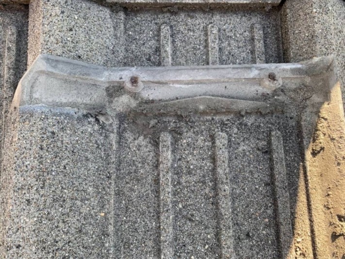 セメント瓦の重なり部に溜まったゴミ