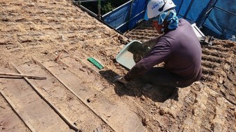 葺き土の撤去と掃除