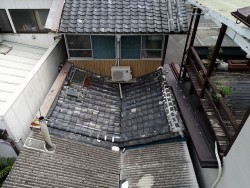 雨漏りする瓦屋根