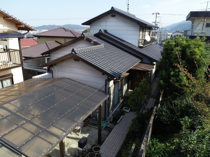 塗装したばかりの和型スレート屋根