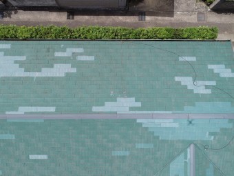 瓦の差し替えが目立つ屋根