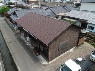 コロニアルに葺き替え後の屋根の全体写真