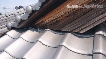 破風下の瓦が割れている