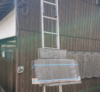 荷揚げ機でコロニアルを上げている写真