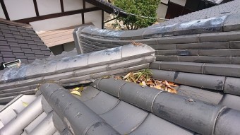 隅棟のトンネルに詰まった落ち葉