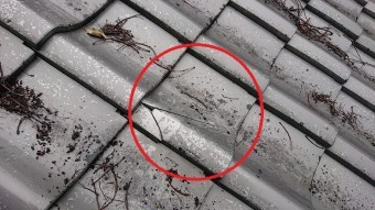 割れた瓦