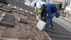 セメント瓦の解体作業
