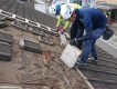セメント瓦の解体作業