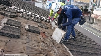 セメント瓦の解体作業