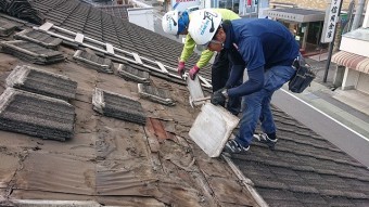セメント瓦の解体作業