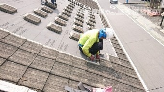 セメント瓦を軒先から葺く