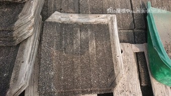 瓦の重なり部分に溜まったゴミ