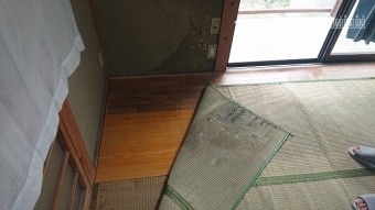 雨漏りにより濡れた床