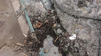 谷板金に詰まったゴミ