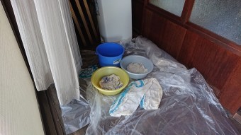 雨漏りで床にバケツや洗面器