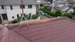 棟板金が飛ばされて貫板が露出