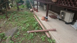 壊れた雨どい