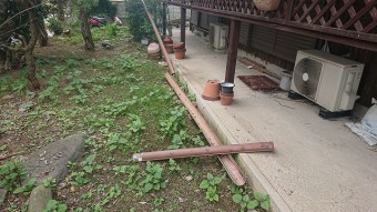 壊れた雨どい