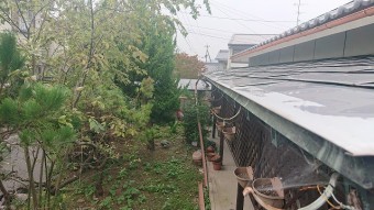 壊れた雨どい