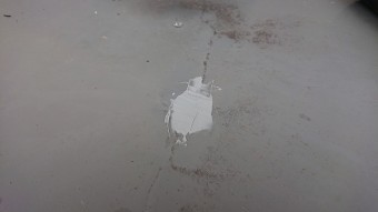 亀裂にコーキング塗り
