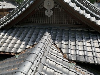 谷板金に溜まった落ち葉