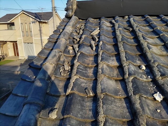 傷んだ日本瓦の屋根