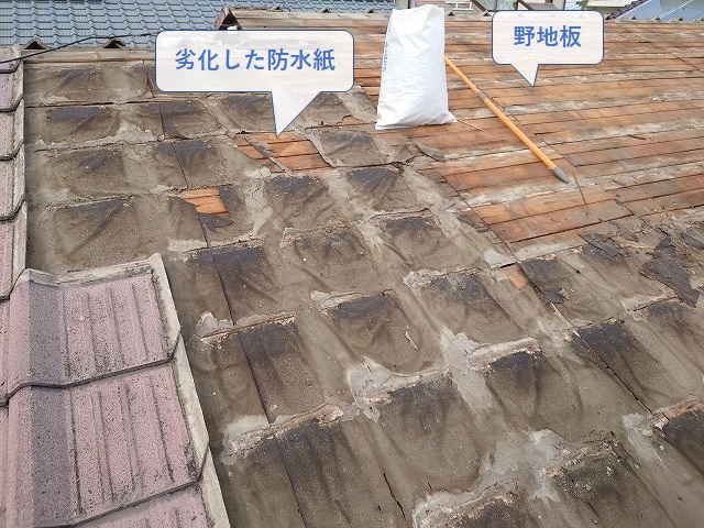 セメント瓦屋根の劣化した防水紙