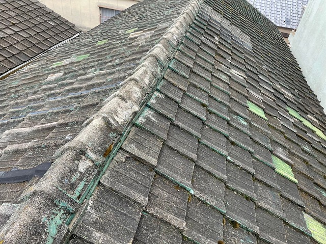 古くなったセメント瓦の屋根
