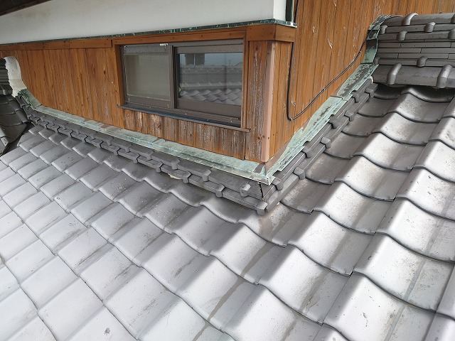 松山市で天井の雨染みの原因は壁際の瓦！雨漏り工事しました