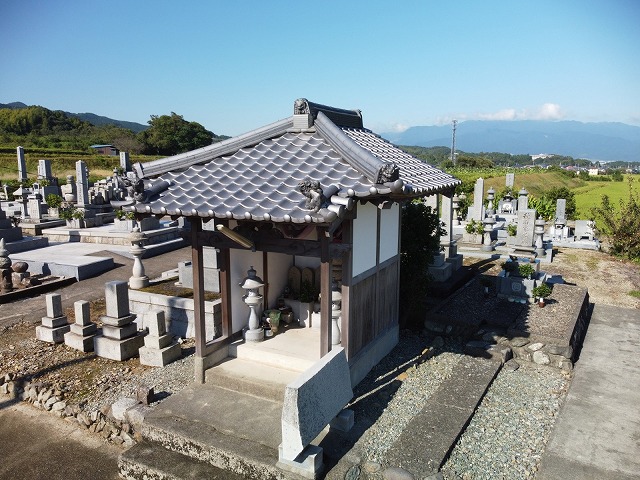 菊間瓦屋根の地蔵堂