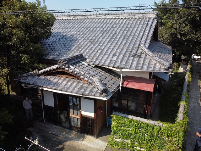 西条市で菊間瓦屋根の雨漏りにお困りのお住まいを屋根調査します