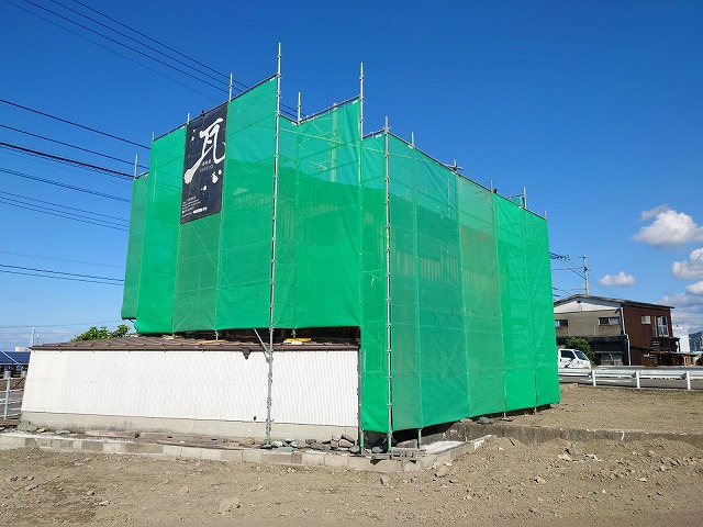 西条市で屋根葺き替え工事と外壁塗装するための足場を組み立てました