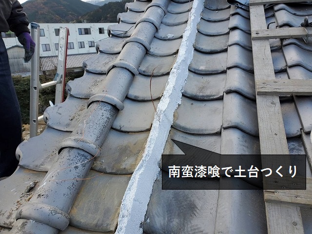 松山市でズレた風切丸を解体して元の瓦を再利用する屋根修理します