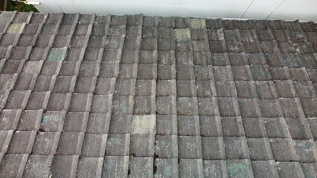 古くなったセメント瓦の屋根