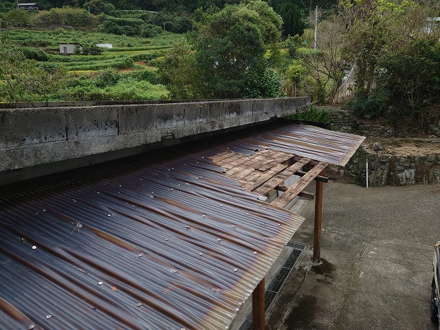 四国中央市で台風14号の強風で庇の屋根が飛ばされて修理依頼