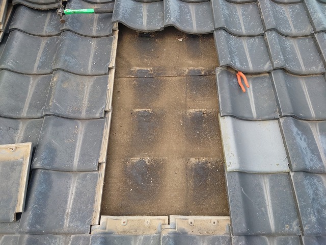 伊予市で日本瓦形状のセメント瓦の屋根を雨漏り点検で無料見積り
