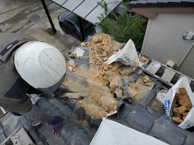 松前町で築60年の日本家屋の崩れかけた隅棟の瓦を修理します