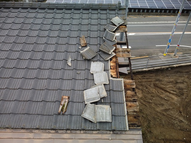 台風で飛散したセメント瓦の屋根