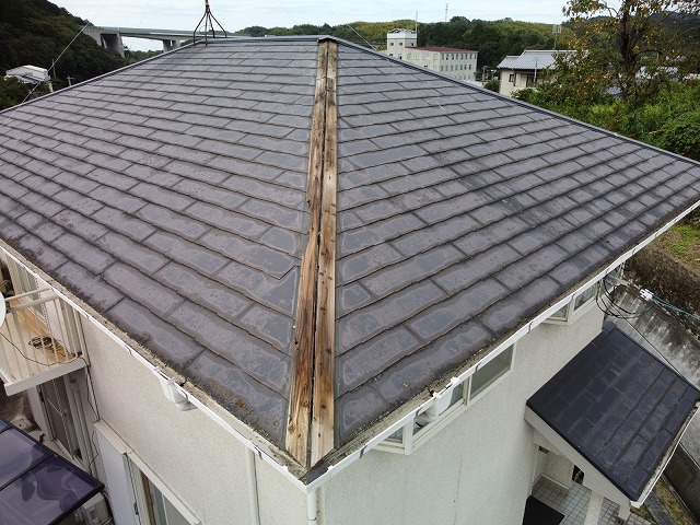 四国中央市で台風14号でコロニアルの棟板金が飛ばされて屋根調査