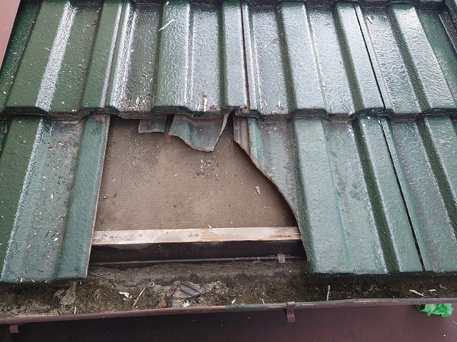 伊予市で屋根塗装工事中に物を落として瓦が破損したのを緊急修理