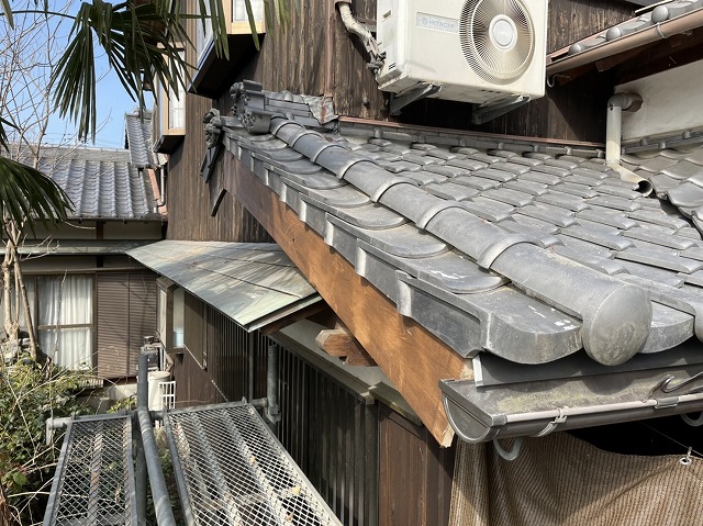 垂木と破風板を補修後の瓦屋根