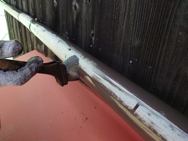 古くなった雨樋の塗装