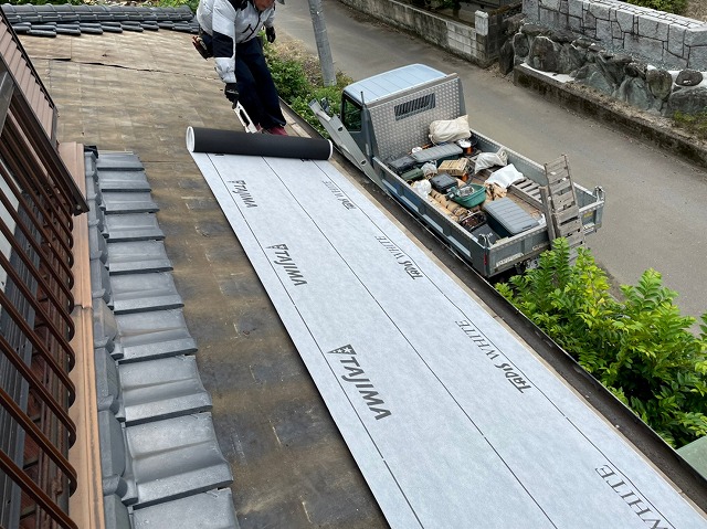 伊予市でセメント瓦屋根を屋根葺き直し工事で雨漏り補修します