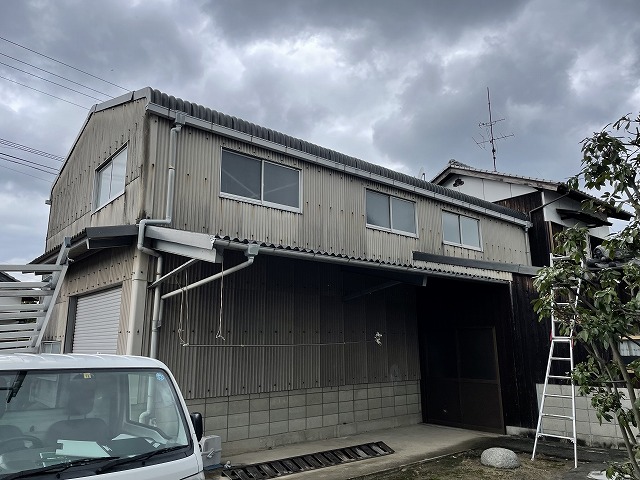 雨漏りしている西条市玉津の倉庫