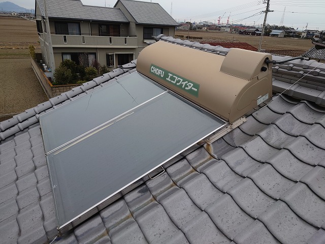 屋根の上の太陽熱温水器
