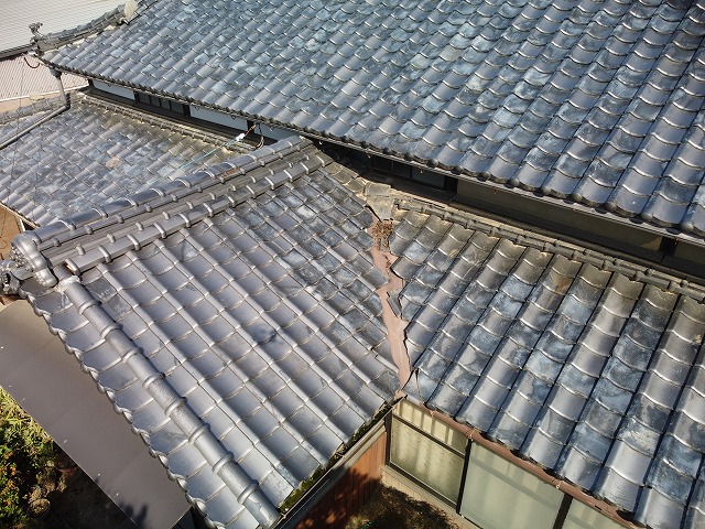 日本瓦屋根の谷