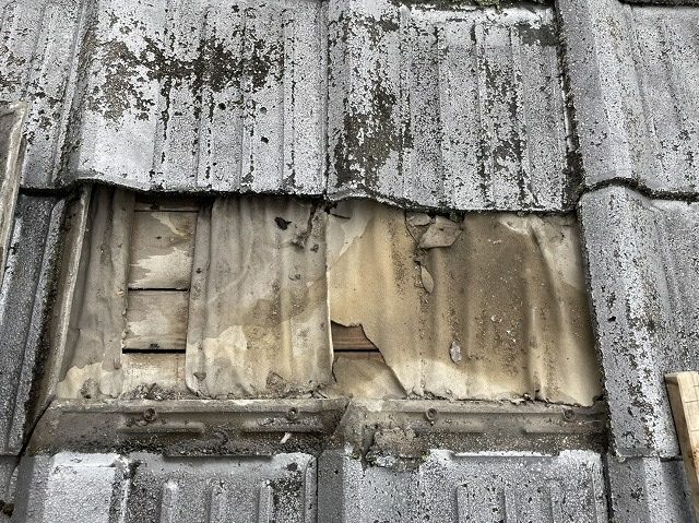 下地の防水紙がボロボロになったセメント瓦屋根