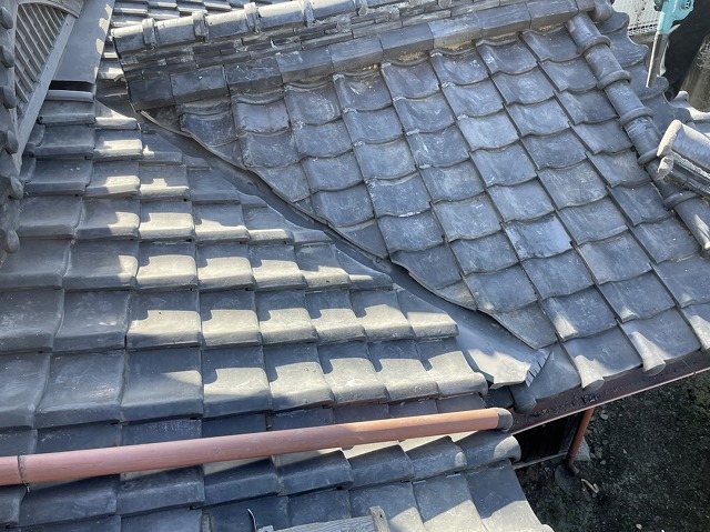 松前町で菊間瓦の屋根の谷を雨漏り補修して雨漏り解消しました