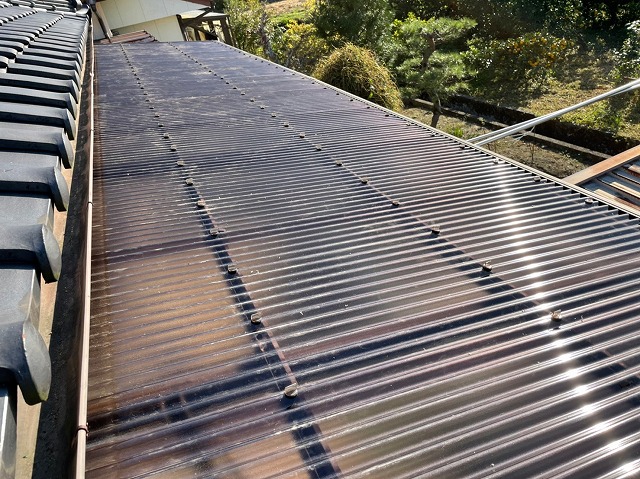 四国中央市土居町でテラス屋根を高品質なポリカ波板で張替え交換