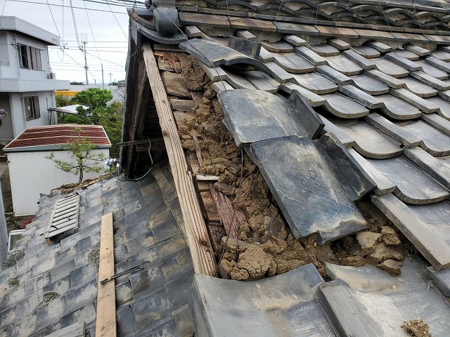 四国中央市で突風で飛散した日本瓦屋根の屋根調査しました